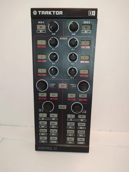 Native Instruments Traktor Kontrol X1 Mk1 DJ Controller - Picture 11 of 12